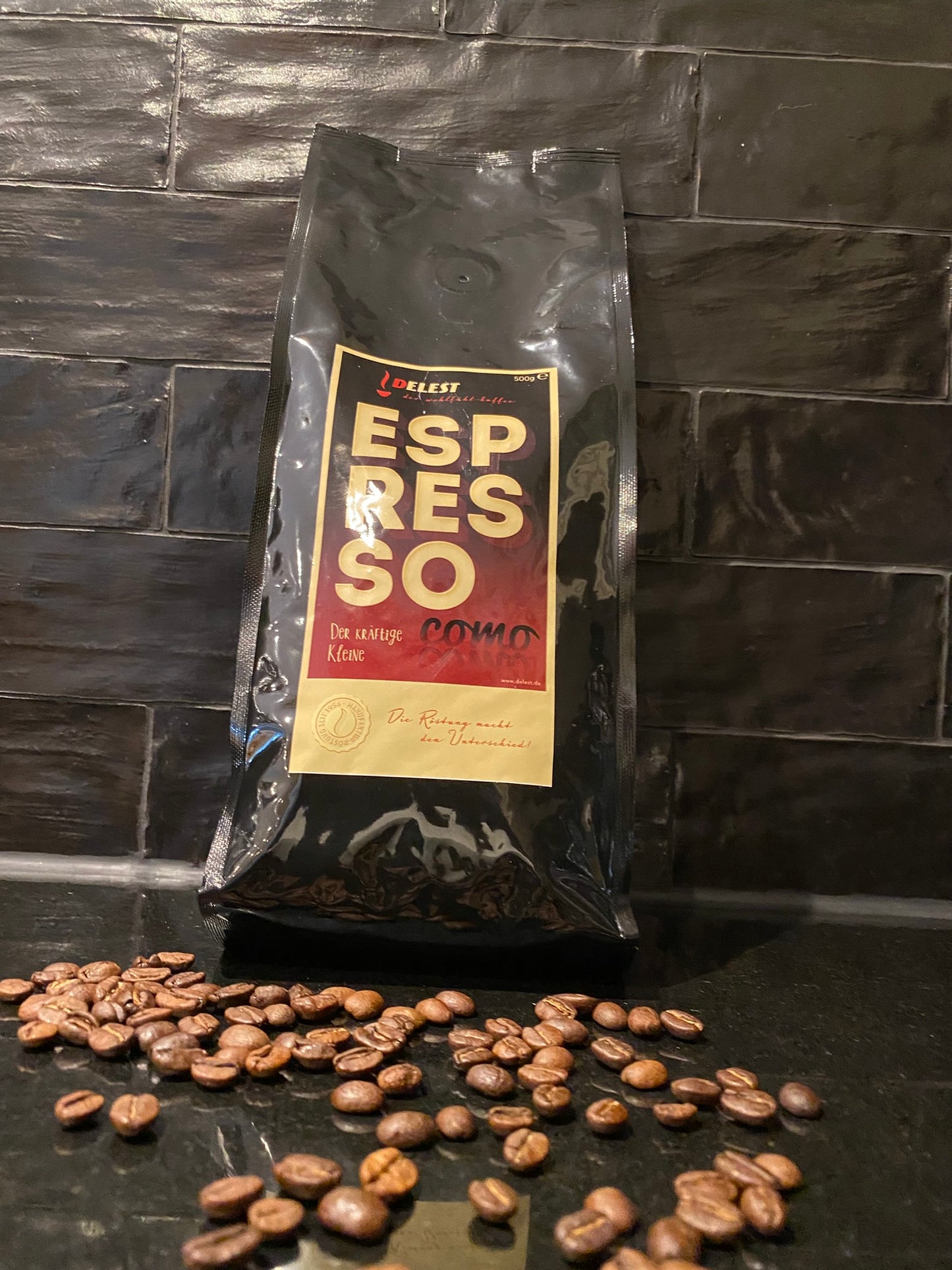 DELEST Espresso Kaffeepackung umgeben von gerösteten Kaffeebohnen – Nahaufnahme