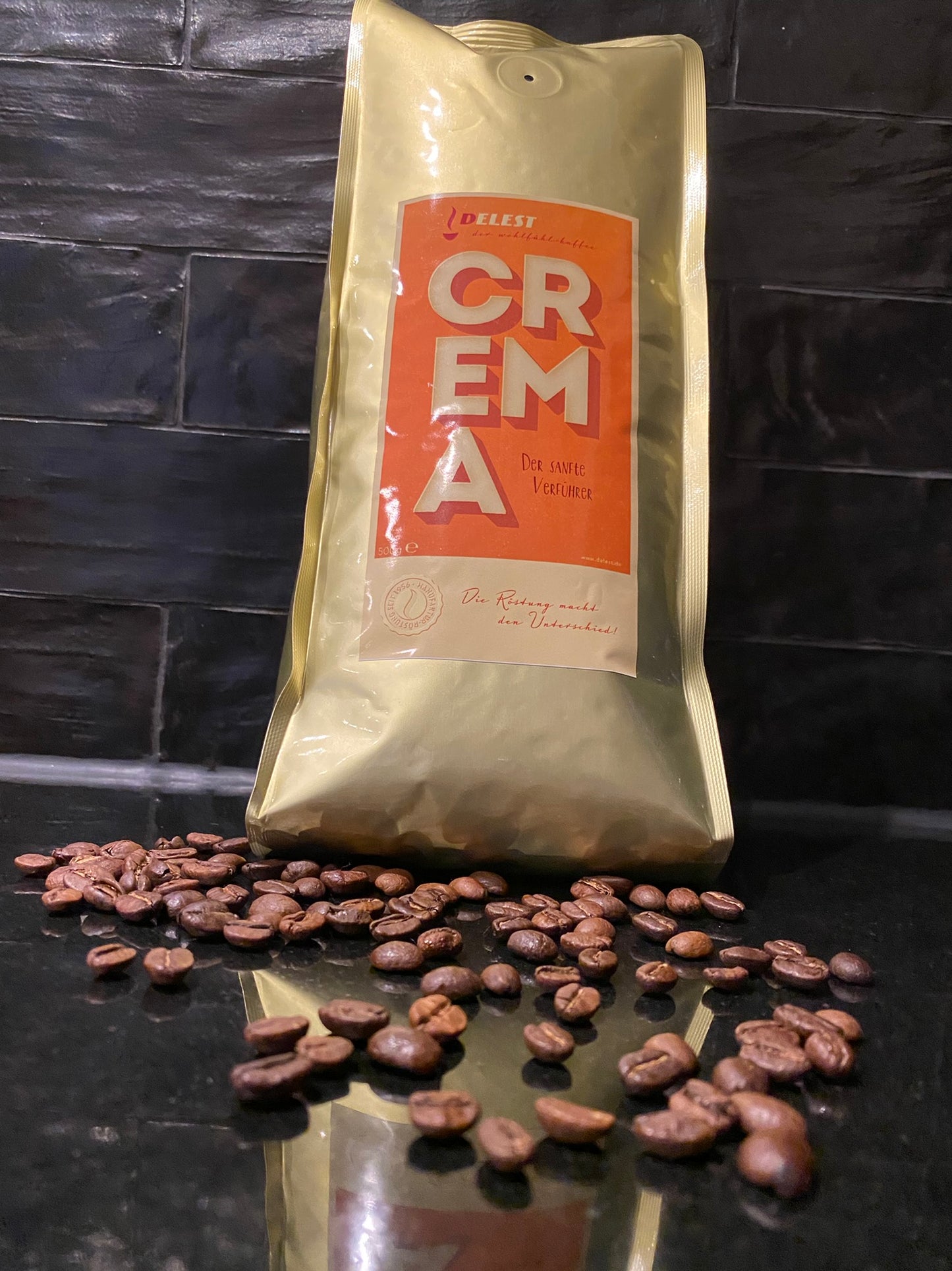 DELEST Crema Kaffeepackung umgeben von gerösteten Kaffeebohnen – Nahaufnahme