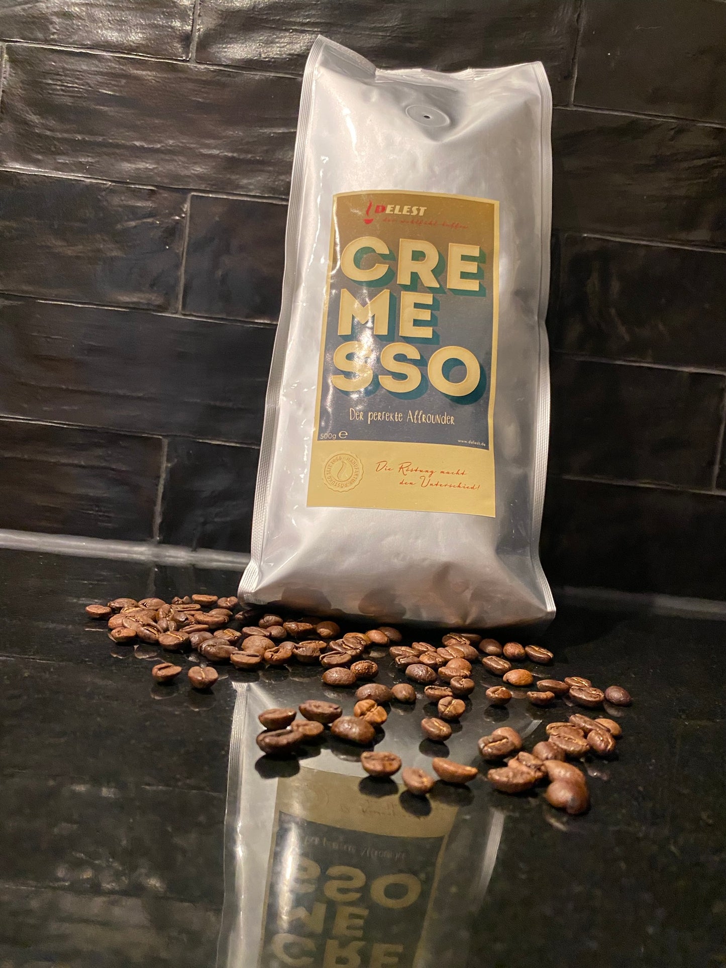 DELEST Cremesso Kaffeepackung umgeben von gerösteten Kaffeebohnen – Nahaufnahme