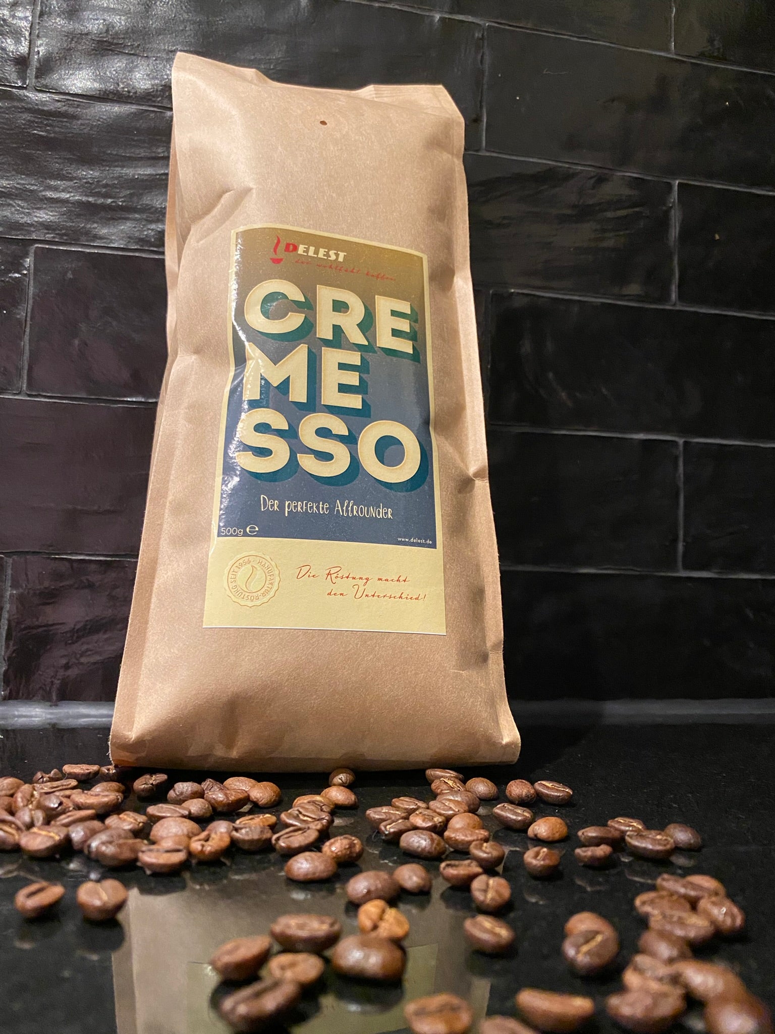 DELEST Cremesso Kaffeebeutel mit ganzen Kaffeebohnen auf dunklem Schieferhintergrund