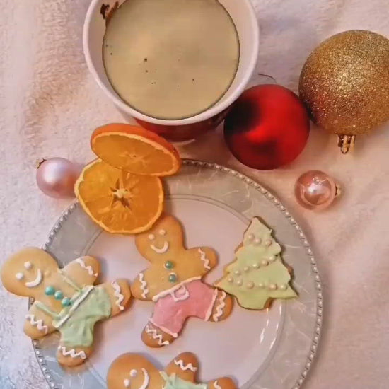 DELEST Crema Kaffee in brauner Tasse neben Weihnachtsgebäck – Gemütliche Kaffeeszene
