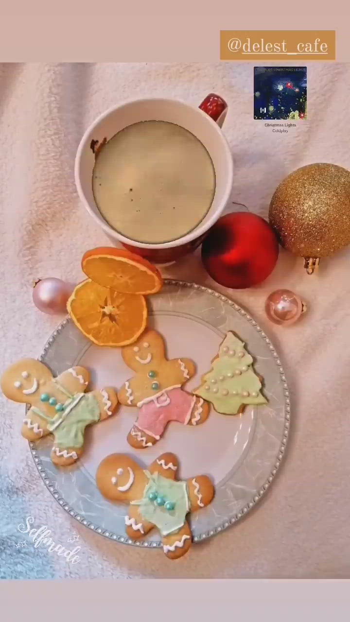 DELEST Crema Kaffee in brauner Tasse neben Weihnachtsgebäck – Gemütliche Kaffeeszene